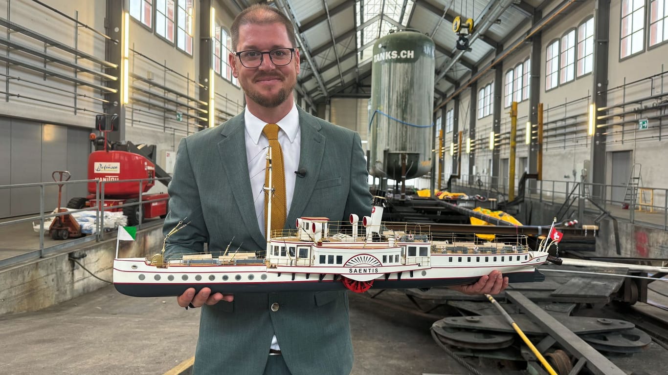 Der Präsident des Schiffsbergevereins, Silvan Paganini, hält ein Modell des 1933 im Bodensee versenkten Dampfschiffs "Säntis" in der Werft der Schweizerischen Bodensee-Schifffahrt in der Hand.