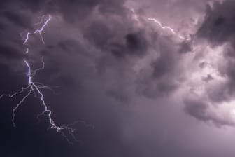 Blitze durchzucken den Himmel.(Symbolbild): Örtlich besteht die Gefahr vor Unwettern.