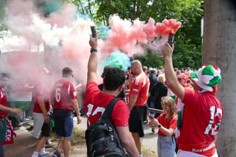 Schöner Anblick, aber nicht erlaubt: Ungarn-Fans zünden Rauchtöpfe vor dem Stadion.