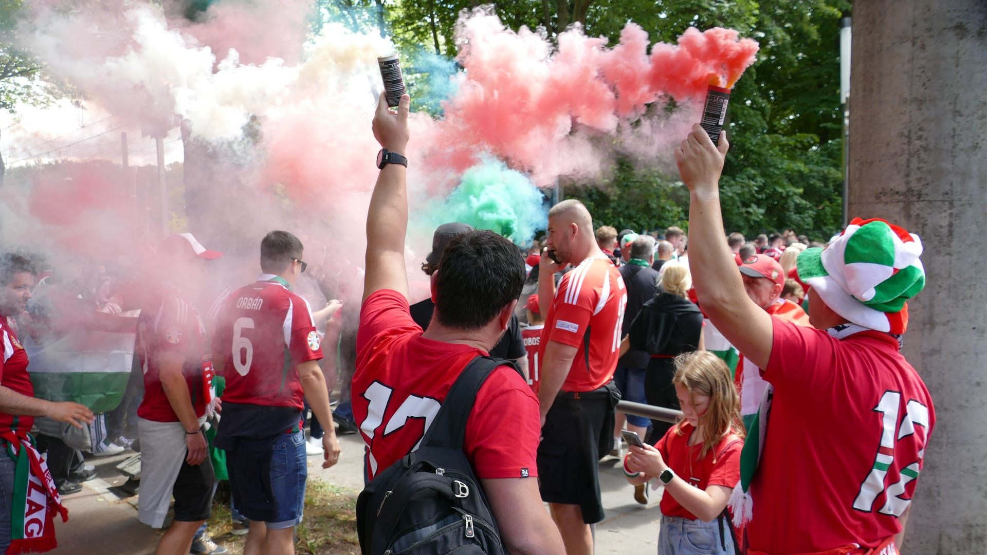 Schöner Anblick, aber nicht erlaubt: Ungarn-Fans zünden Rauchtöpfe vor dem Stadion.