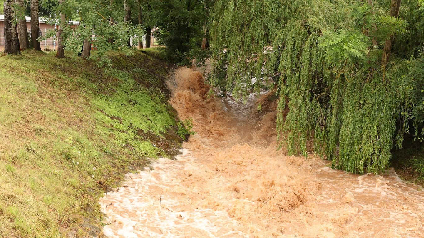 Thüringen, Gera: Der kleine Fluß "Wipse" entwickelt sich zu einem reißenden Strom.