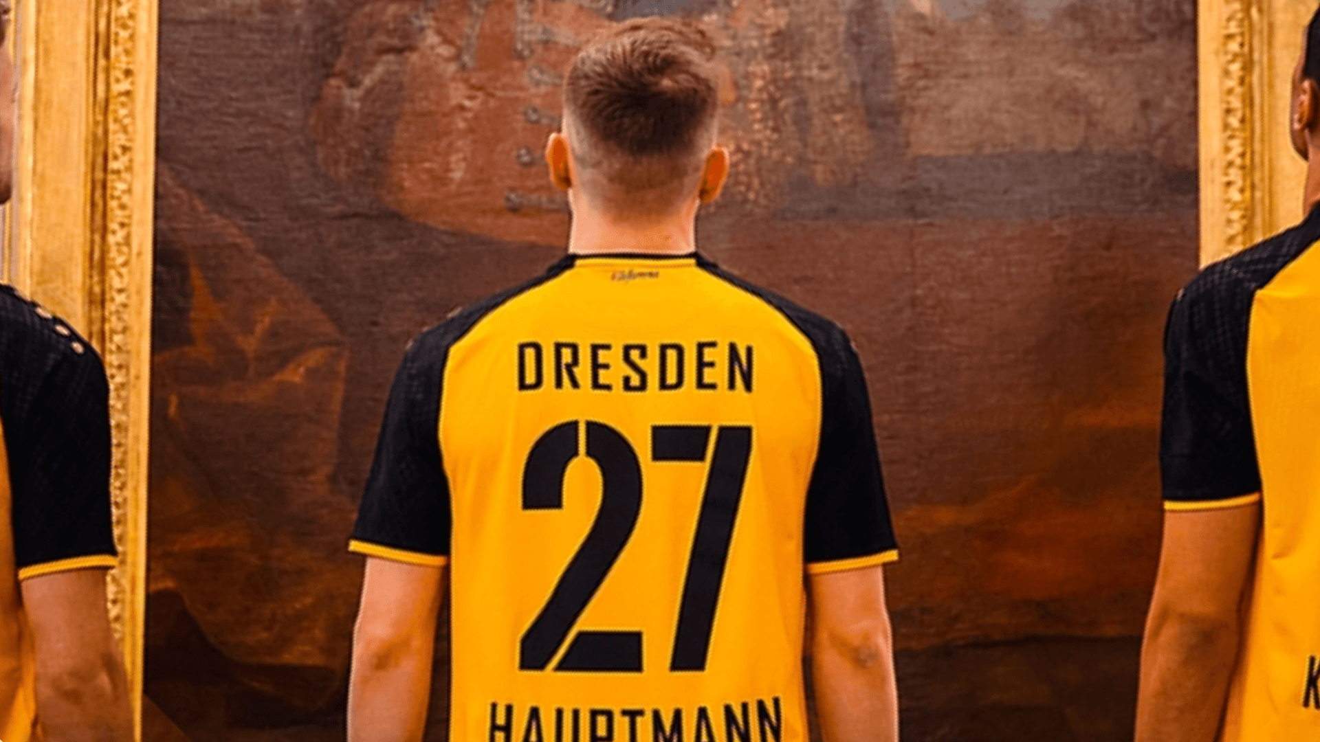 Dynamos Kapitän Niklas Hauptmann im neuen Trikot und vor einem Gemälde von August dem Starken: Der ehemalige Kurfürst von Sachsen hat einen Ehrenplatz auf dem neuen Trikot bekommen.