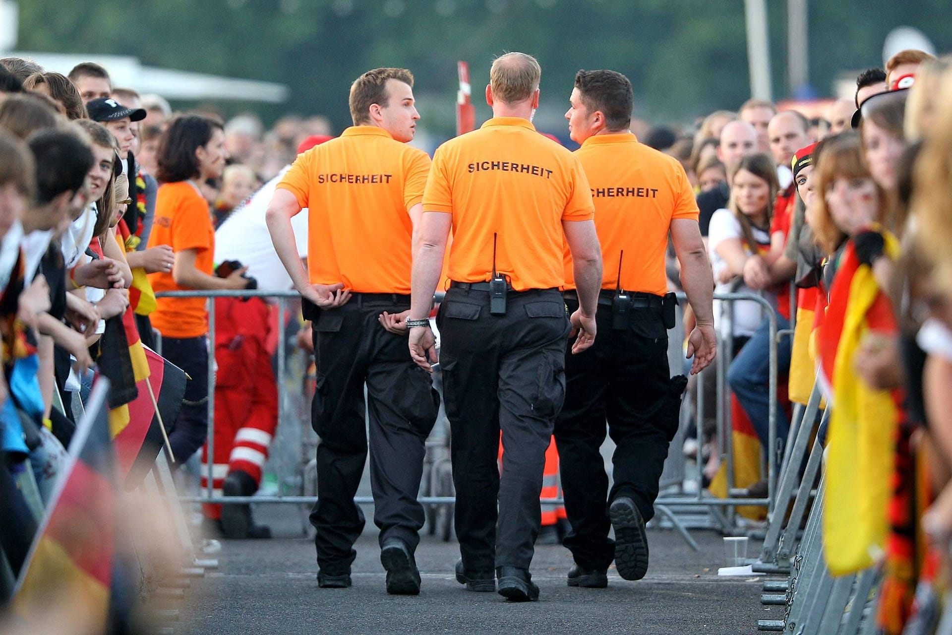 Sicherheitskräfte bei einer Fanveranstaltung (Archivfoto): Die Feuerwehr kann auf Basis von Social-Media-Posts eingreifen.