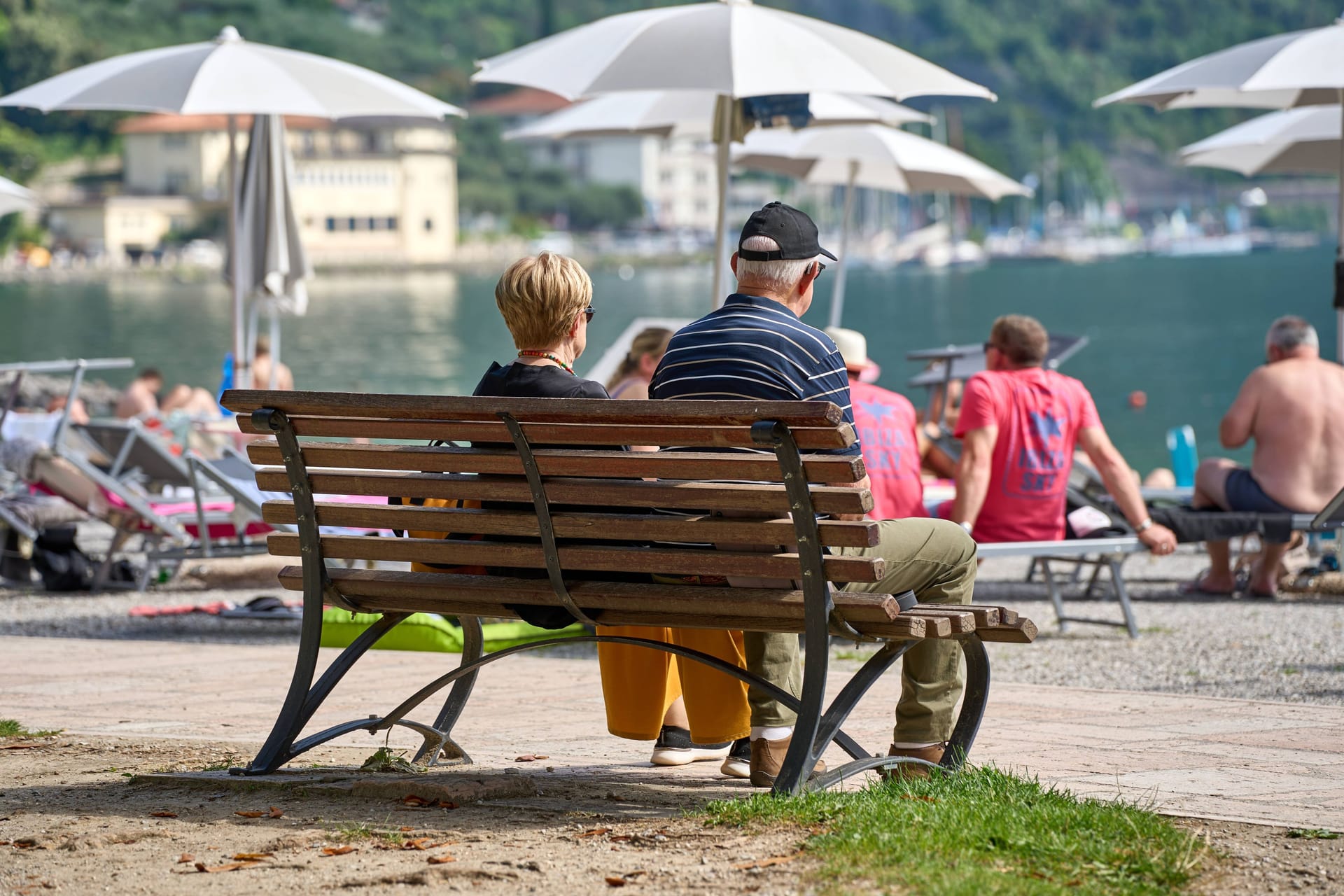 Urlauber am Gardasee (Symbolbild): In einem Dorf hat es einen Ausbruch des Norovirus gegeben.