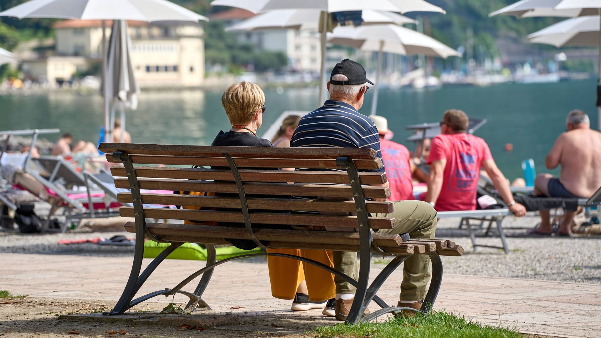 Urlauber am Gardasee (Symbolbild): In einem Dorf hat es einen Ausbruch des Norovirus gegeben.