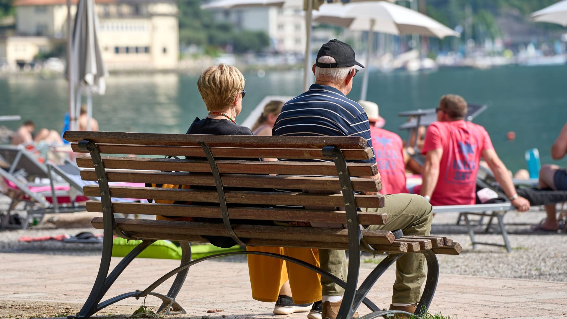 Urlauber am Gardasee (Symbolbild): In einem Dorf hat es einen Ausbruch des Norovirus gegeben.