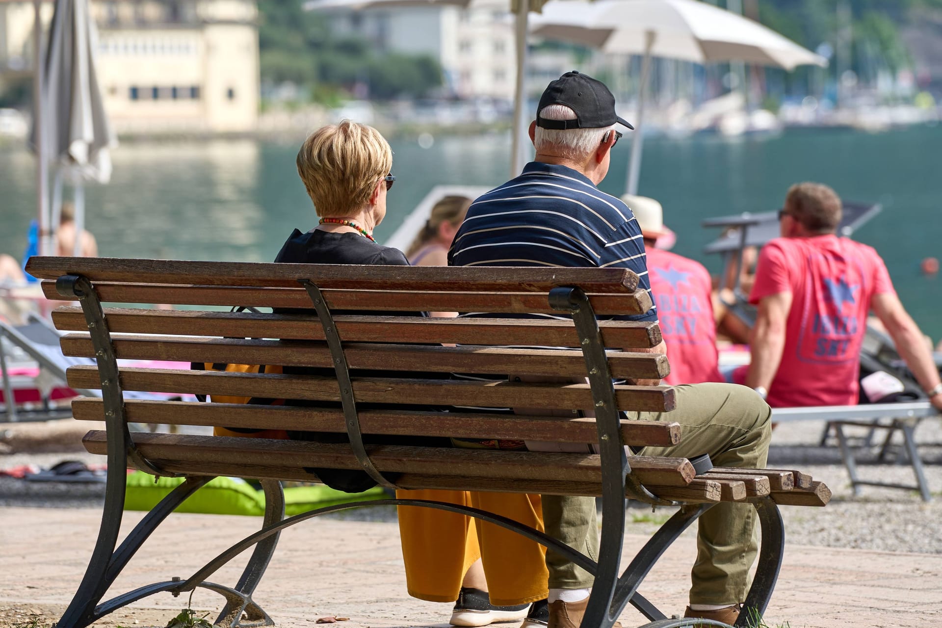 Urlauber am Gardasee (Symbolbild): In einem Dorf hat es einen Ausbruch des Norovirus gegeben.