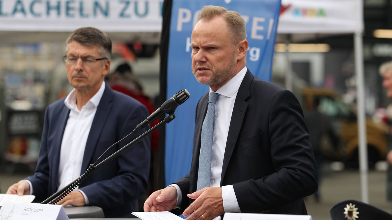 Andy Grote (r.) auf einer Pressekonferenz (Archivbild): Hamburgs Innensenator (SPD) wirbt für Abschiebungen nach Afghanistan.