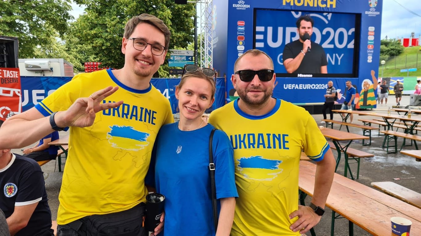 Artem, Victoria und Anatoliy sind extra aus der Schweiz angereist: Die Fan Zone in München gefällt ihnen sehr.