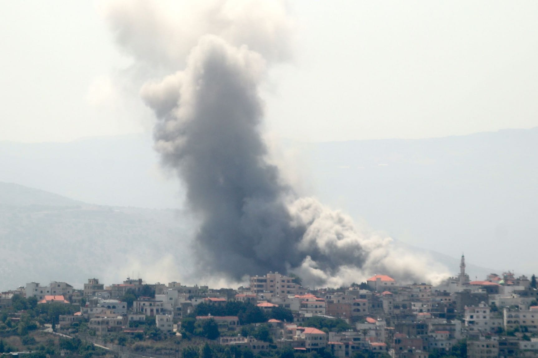 Rauch steht nach einem israelischen Angriff im Dorf Yaroun im Südlibanon auf (Archivbild). Das Auswärtige Amt rät Deutschen dringend, den Libanon zu verlassen.