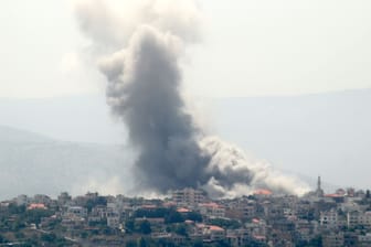 Rauch steht nach einem israelischen Angriff im Dorf Yaroun im Südlibanon auf (Archivbild). Das Auswärtige Amt rät Deutschen dringend, den Libanon zu verlassen.