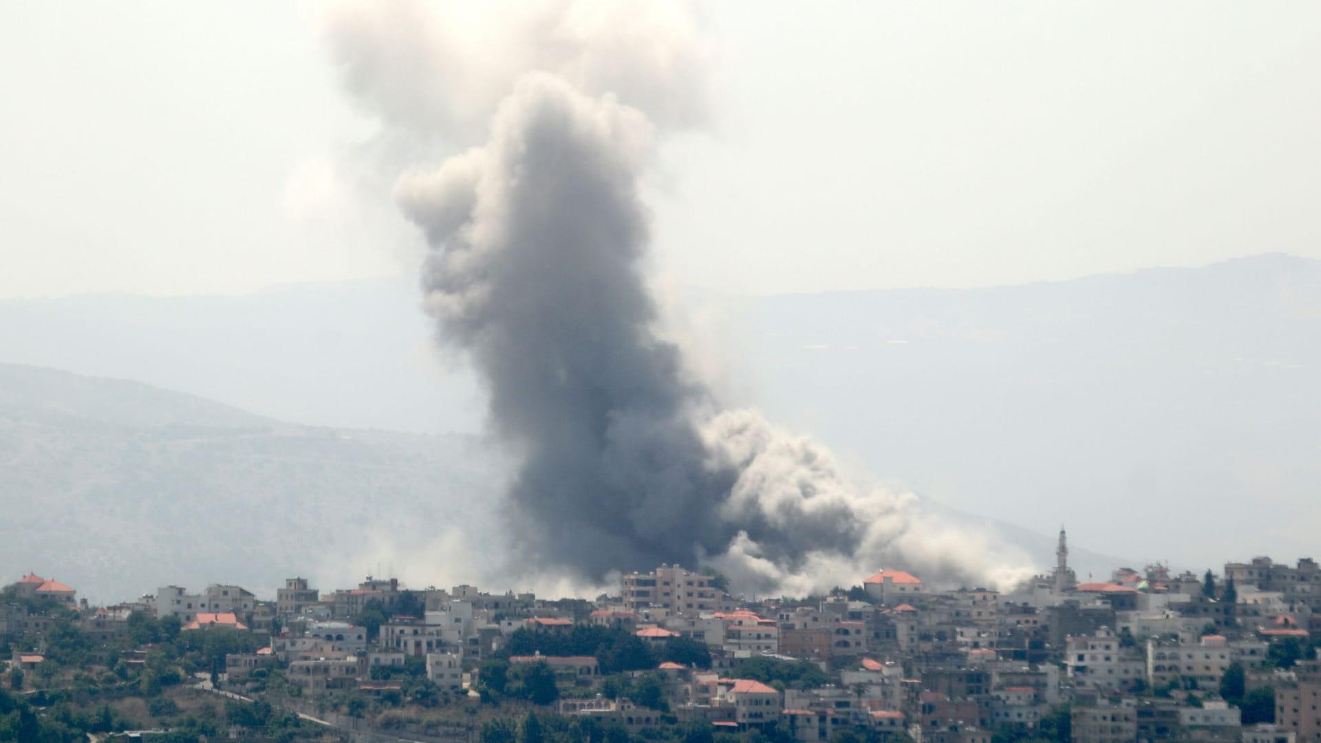 Rauch steht nach einem israelischen Angriff im Dorf Yaroun im Südlibanon auf (Archivbild). Das Auswärtige Amt rät Deutschen dringend, den Libanon zu verlassen.