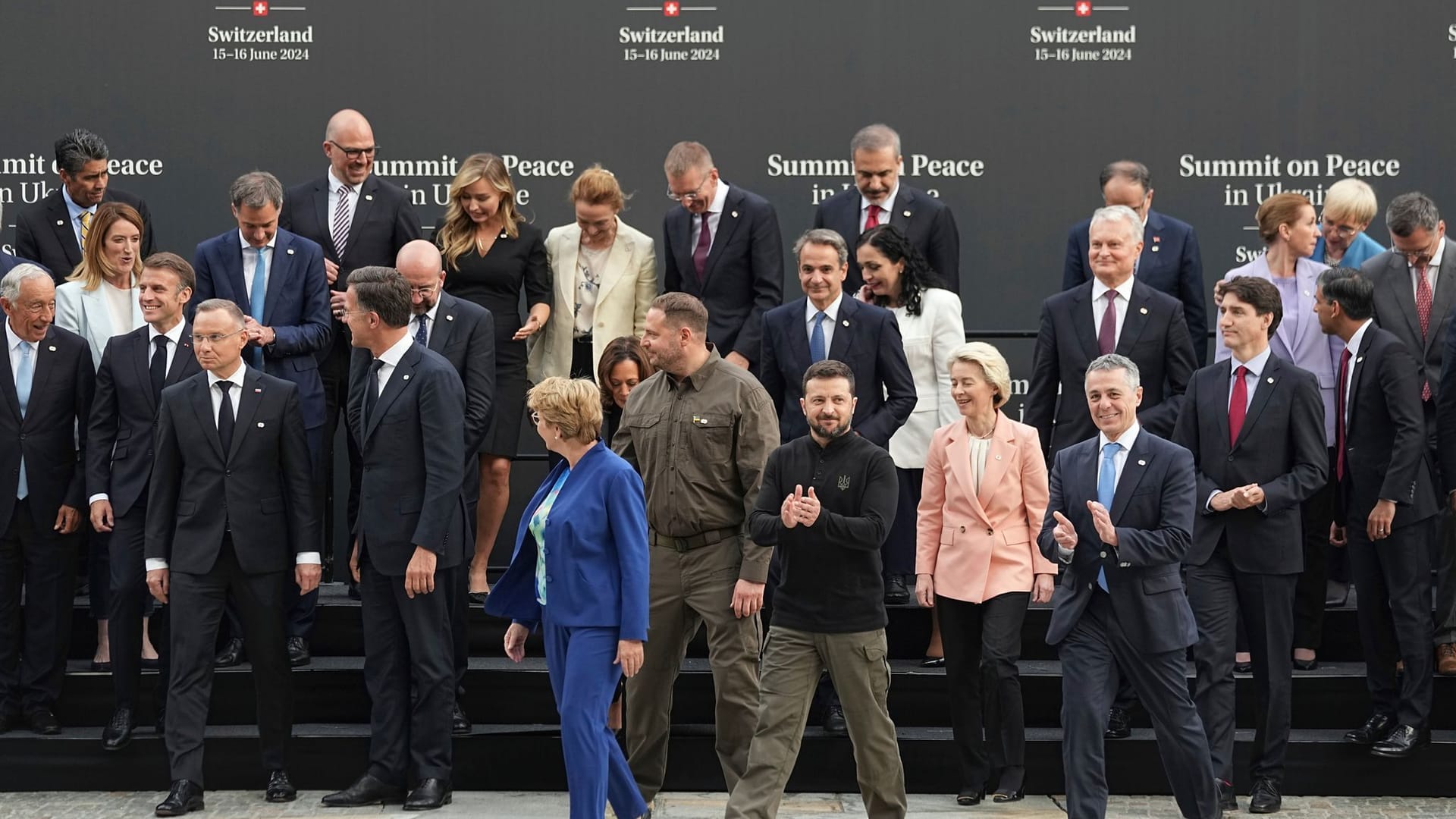 Wolodymyr Selenskyj (M.) applaudiert nach einem offiziellen Familienfoto während des Ukraine-Friedensgipfels in Bürgenstock.