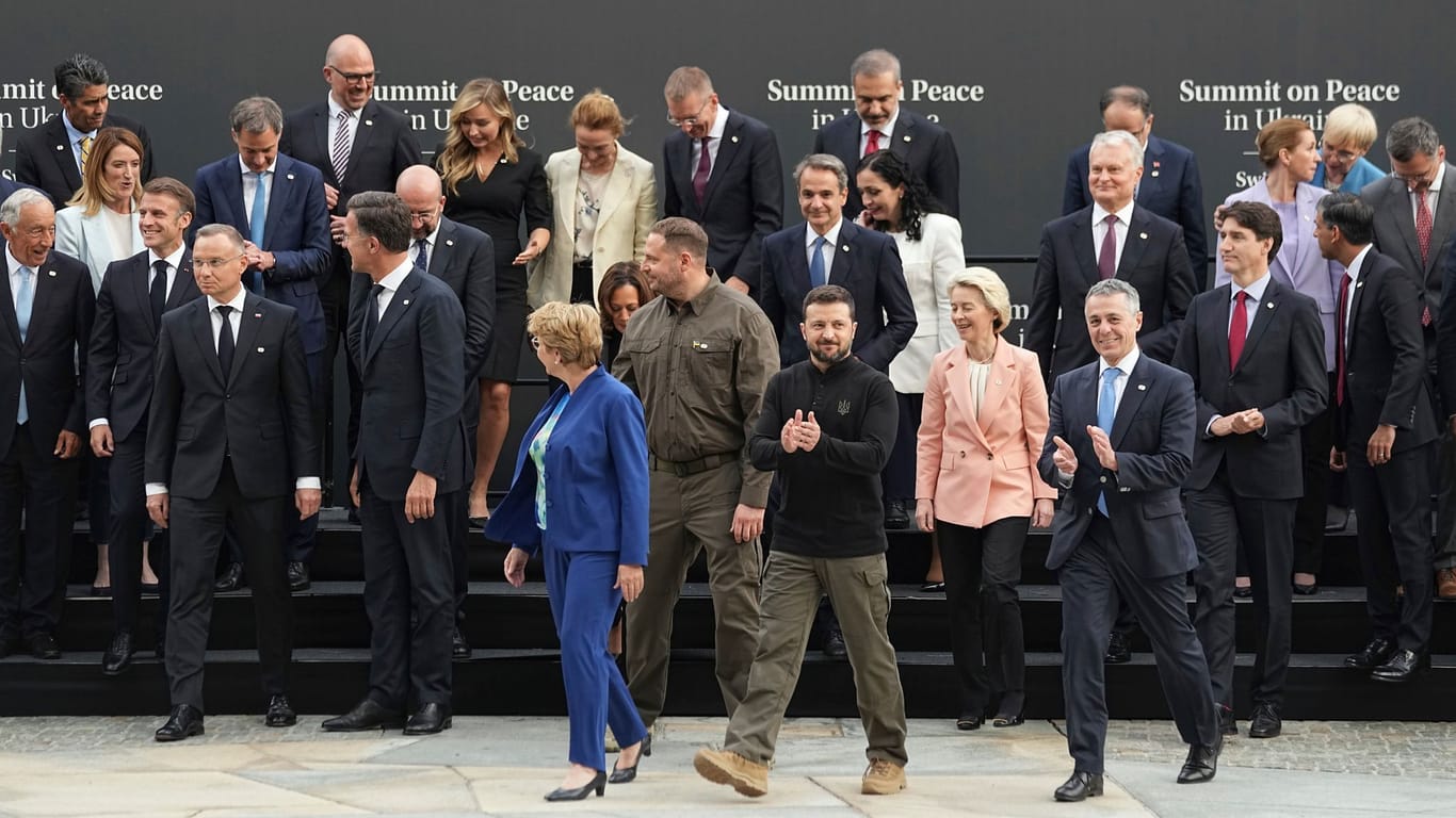 Wolodymyr Selenskyj (M.) applaudiert nach einem offiziellen Familienfoto während des Ukraine-Friedensgipfels in Bürgenstock.