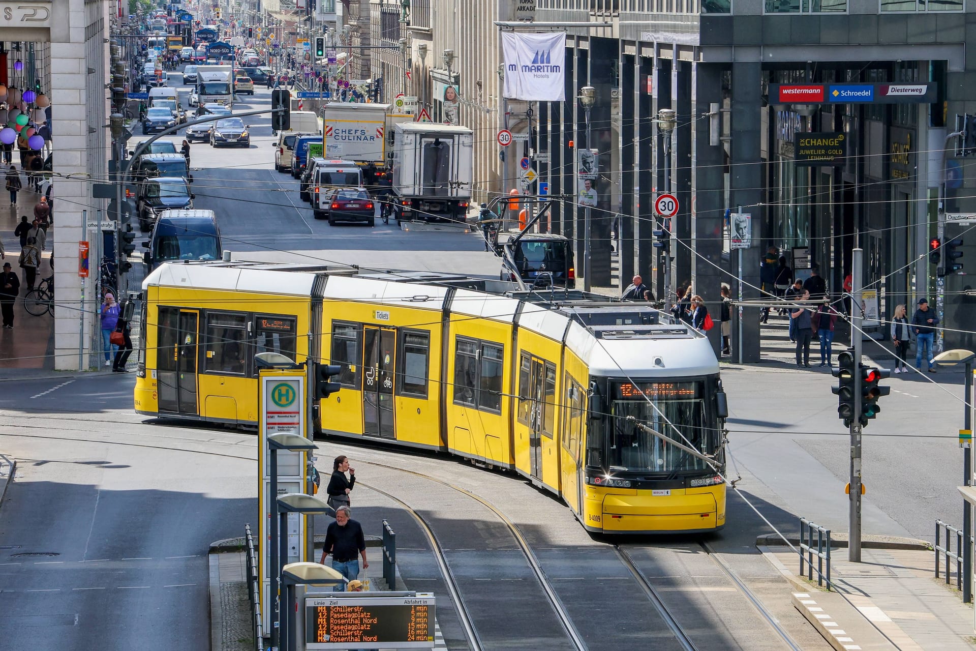 Straßenbahn der BVG (Archivbild): "Eine funktionierende Stadt setzt zwingend einen funktionierenden und attraktiven ÖPNV voraus"