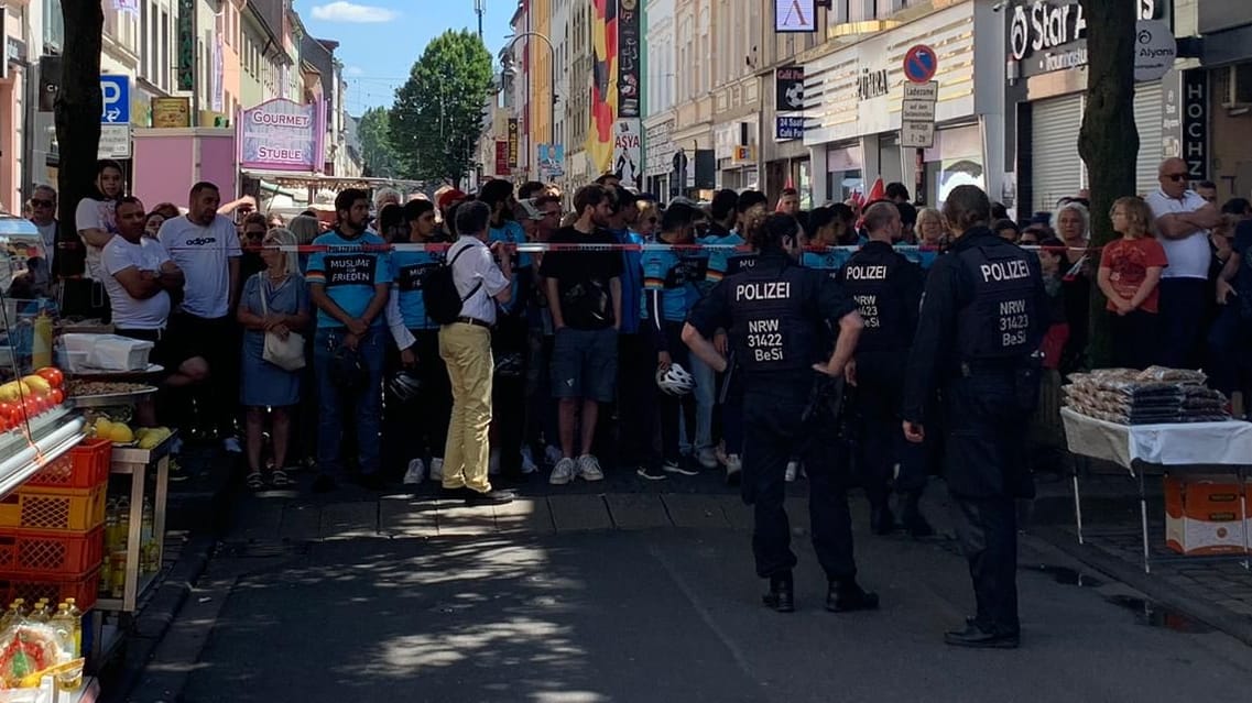 Der abgesperrte Bereich der Keupstraße. Gegen 14:30 wurde der Zugang zur Hauptbühne wieder freigegeben