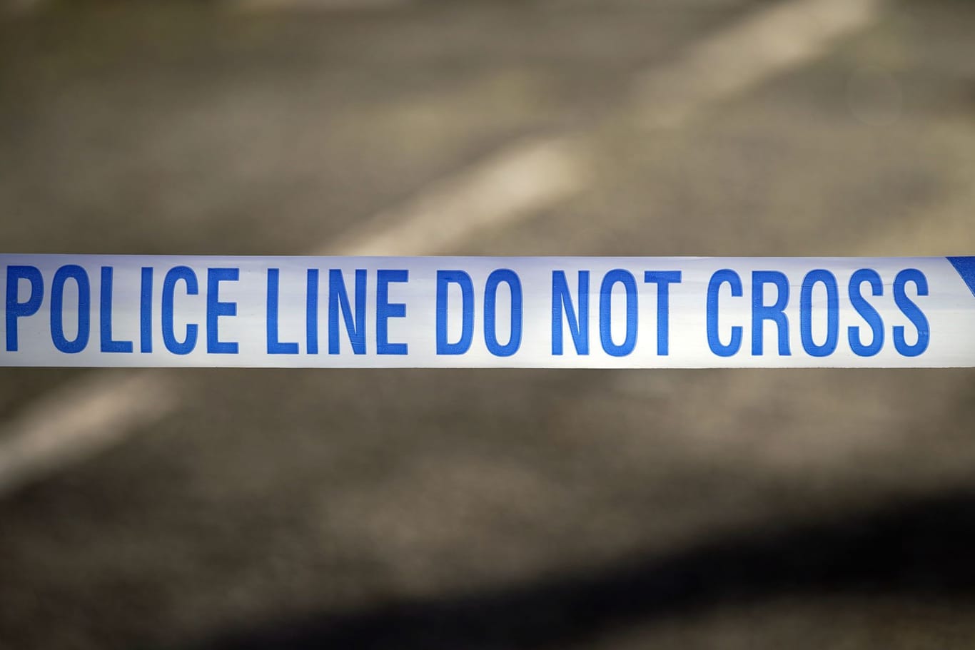 Großbritannien: Ein Absperrband der britischen Polizei, aufgenommen in der Nähe eines mutmaßlichen Tatortes.