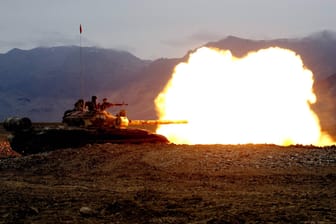 Mündungsfeuer eines Panzers (Symbolbild): Geht es auf einen großen Krieg zu?