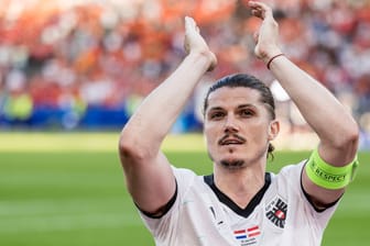 Österreich-Kapitän Marcel Sabitzer applaudiert den Fans: Das Spiel gegen die Türkei gibt es nur bei MagentaTV.