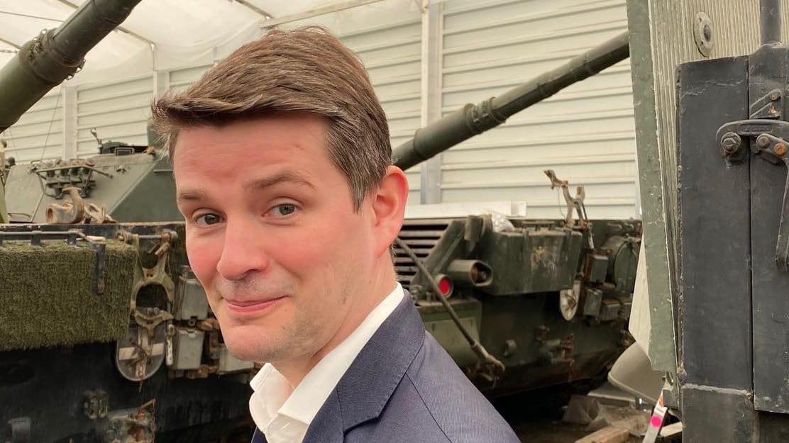 FDP-Politiker Marcus Faber besichtigt Leopard-1-Panzer bei der Firma FFG in Flensburg.