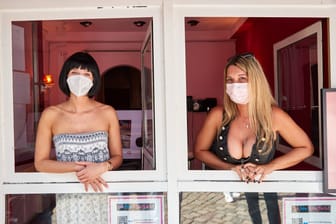 Prostituierte bei einer Aktion des Bündnisses "Sexy Aufstand" während der Corona-Pandemie an der Reeperbahn (Archivfoto): Ein Podcast will die Arbeitsbedingungen der Frauen beleuchten.