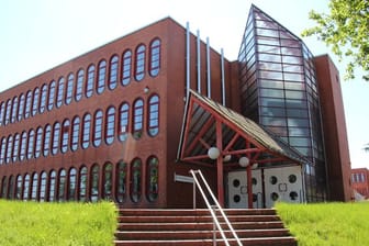 Die Emil-Possehl-Schule in Lübeck: Hier findet zurzeit ein Großeinsatz statt.