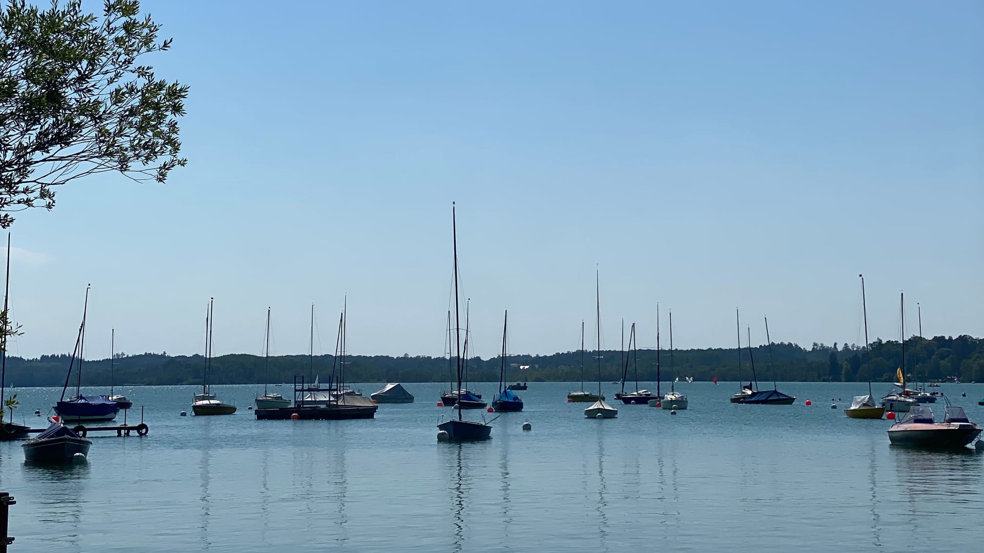 Der Wörthsee überzeugt vor allem mit seiner idyllischen Lage.