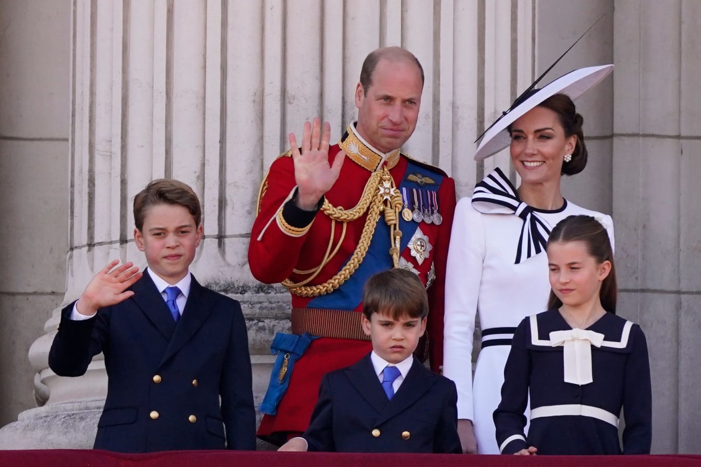 Prinz William und Prinzessin Kate mit ihren Kindern Prinz George (v.l.n.r.), Prinz Louis und Prinzessin Charlotte: Hier besucht die Familie die Parade "Trooping the Colour".