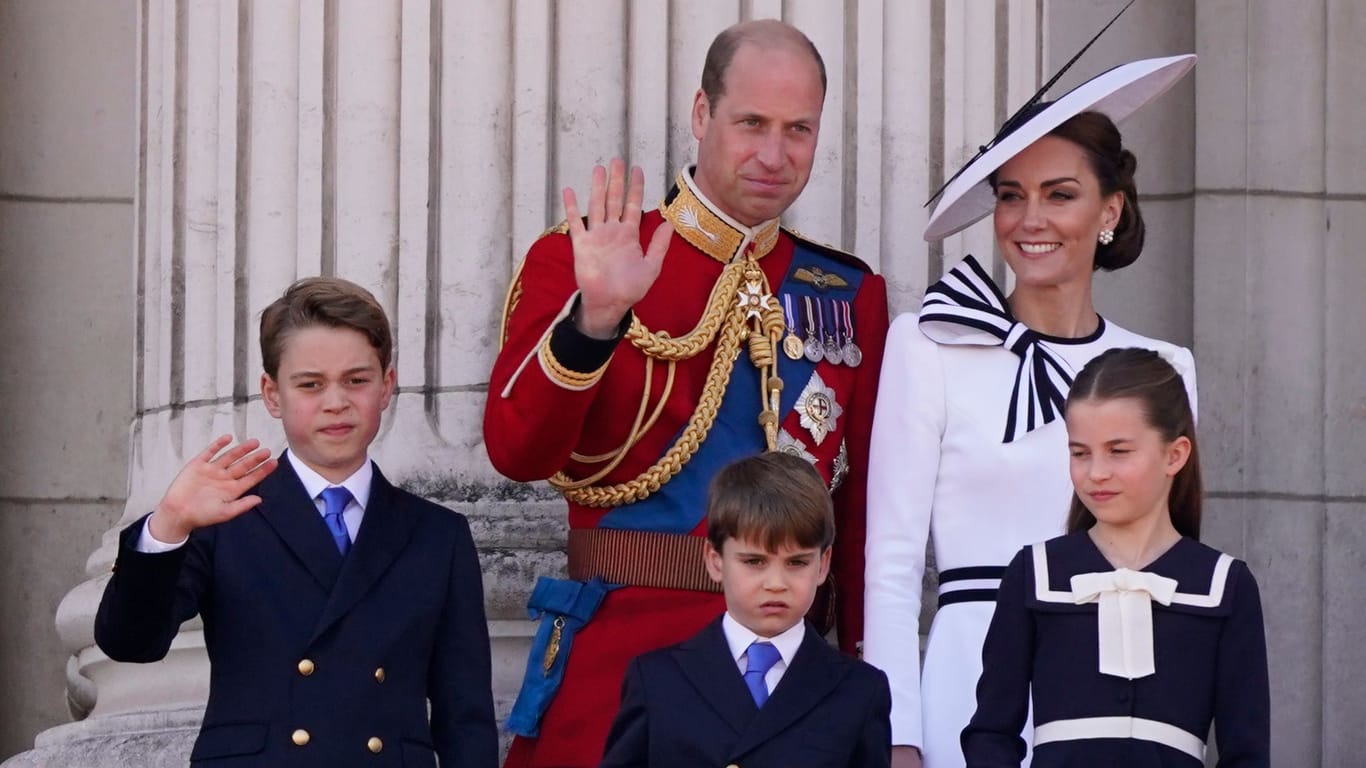 Prinz William und Prinzessin Kate mit ihren Kindern Prinz George (v.l.n.r.), Prinz Louis und Prinzessin Charlotte: Hier besucht die Familie die Parade "Trooping the Colour".