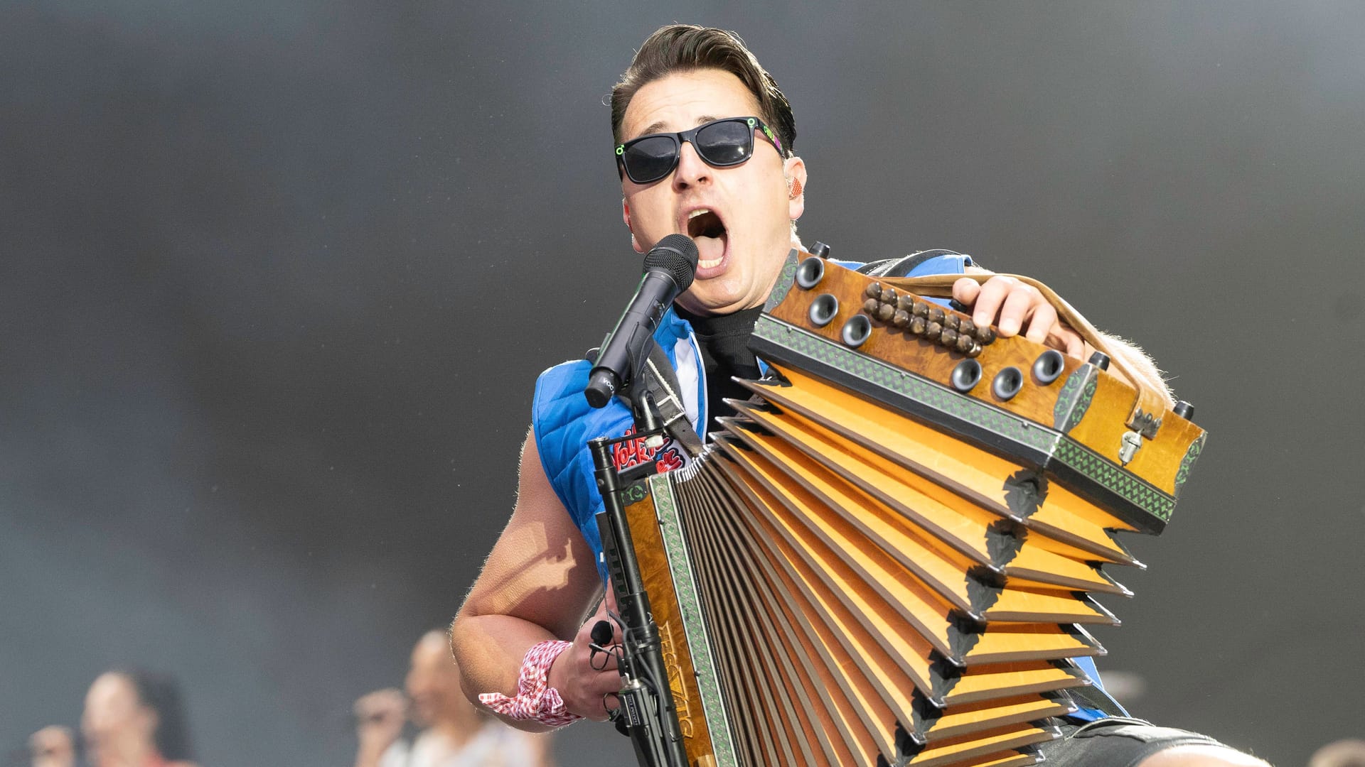 Andreas Gabalier im Rudolf-Harbig-Stadion in Dresden: Dem Publikum wurde vor dem Konzert wetterfeste und warme Kleidung empfohlen.