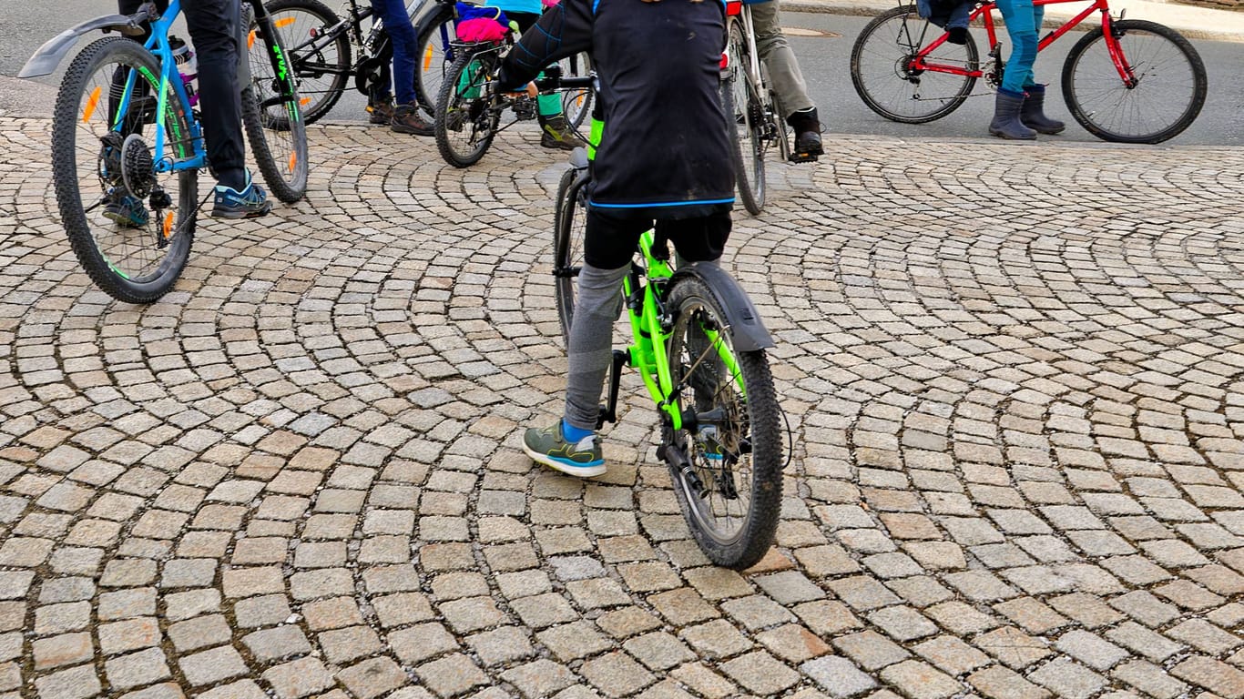 Kind auf Fahrrad (Symbolbild): Eine alte Frau ist eine Gruppe Schüler gefahren.