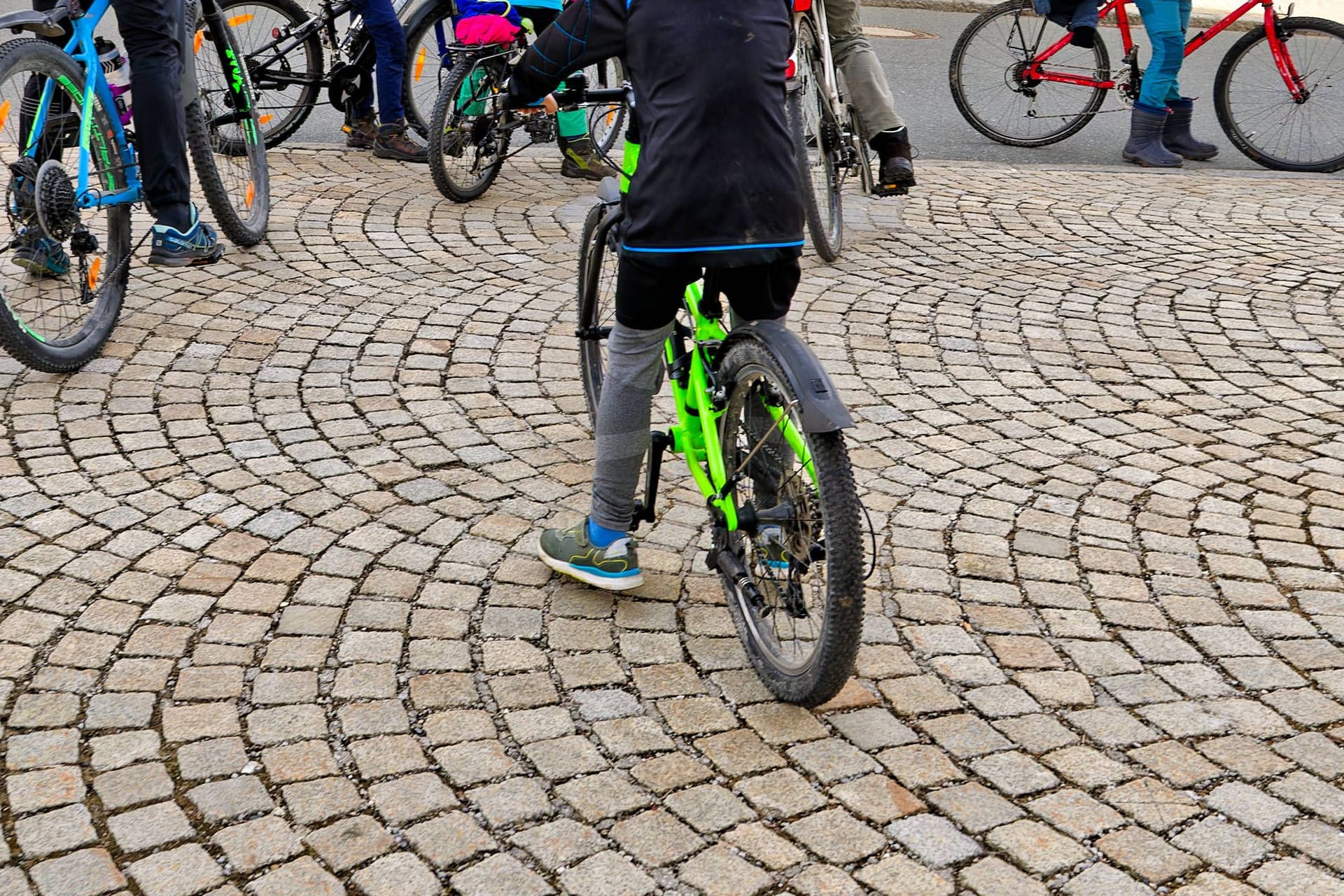 Kind auf Fahrrad (Symbolbild): Eine alte Frau ist eine Gruppe Schüler gefahren.