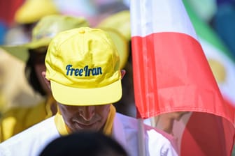 29.06.2024, Berlin: Ein Mann trägt eine Mütze mit der Aufschrift «Free Iran». Anlässlich der Präsidentenwahl im Iran hat der Nationale Widerstandsrat Iran (NWRI) zu einer Kundgebung in Berlin aufgerufen