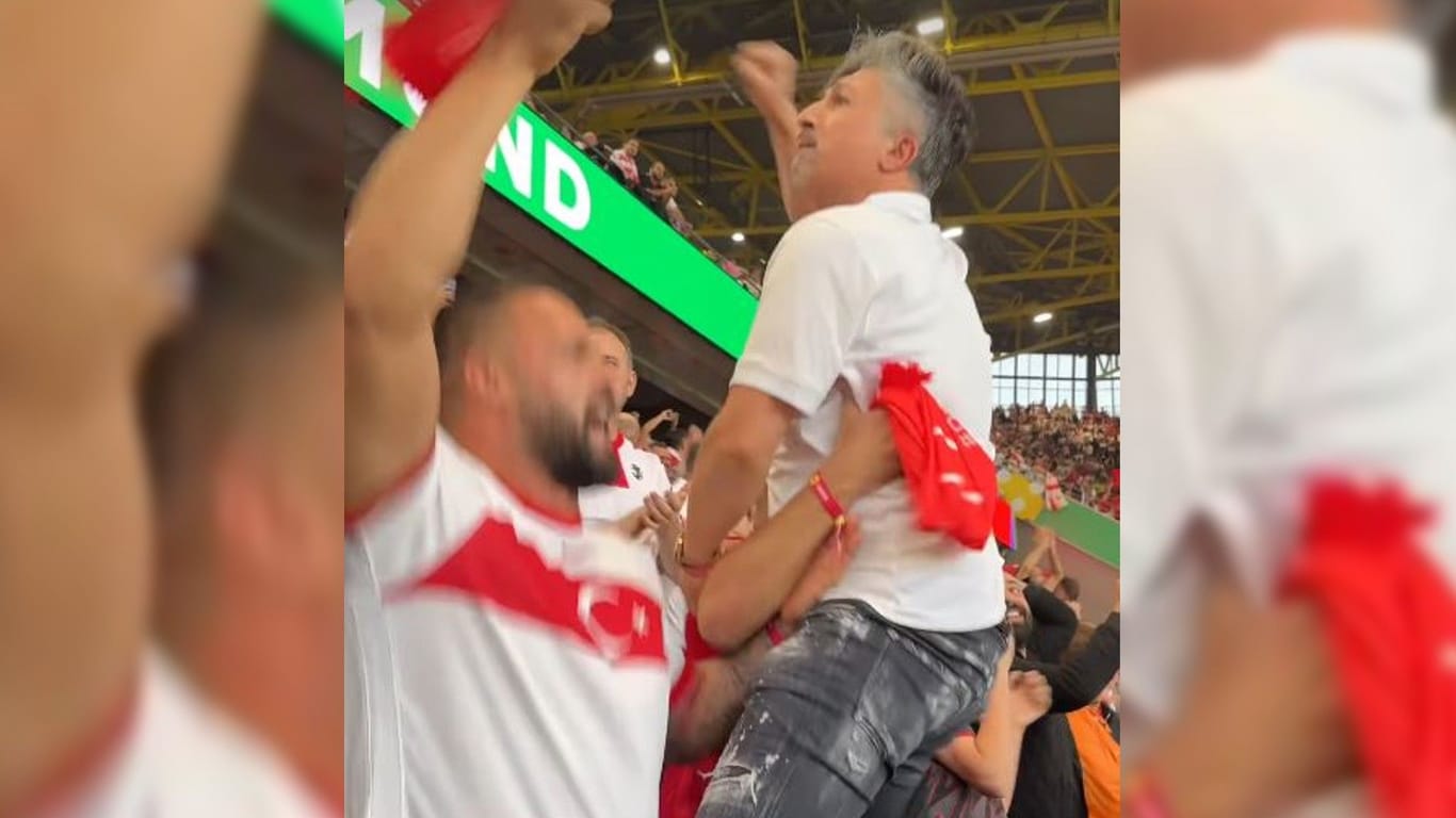 "Schalalalala": Der Dortmunder Lottokönig feierten den Türkei-Sieg im Dortmunder Stadion.