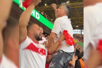 "Schalalalala": Der Dortmunder Lottokönig feierten den Türkei-Sieg im Dortmunder Stadion.