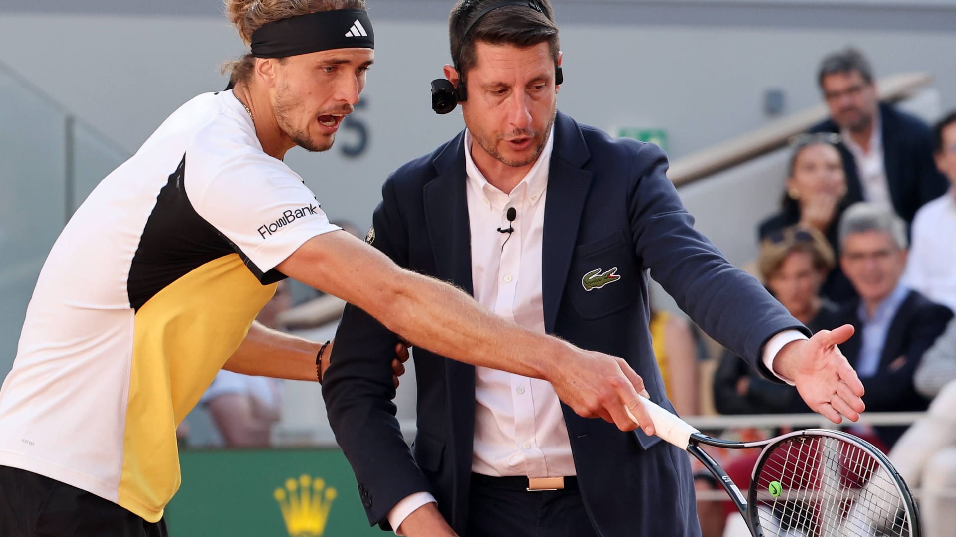 Zverev (l.) diskutiert im fünften Satz des Finals in Paris mit dem Schiedsrichter. Zverev (l.) diskutiert im fünften Satz des Finals in Paris mit dem Schiedsrichter.