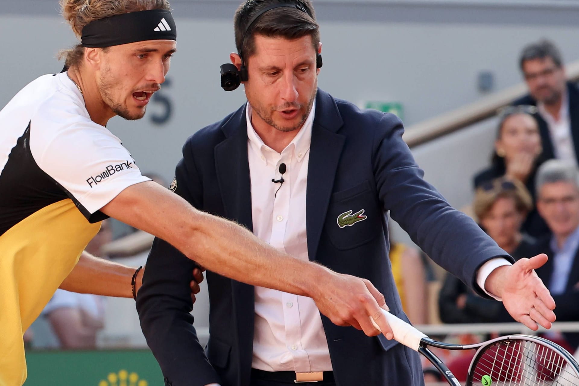 Zverev (l.) diskutiert im fünften Satz des Finals in Paris mit dem Schiedsrichter.