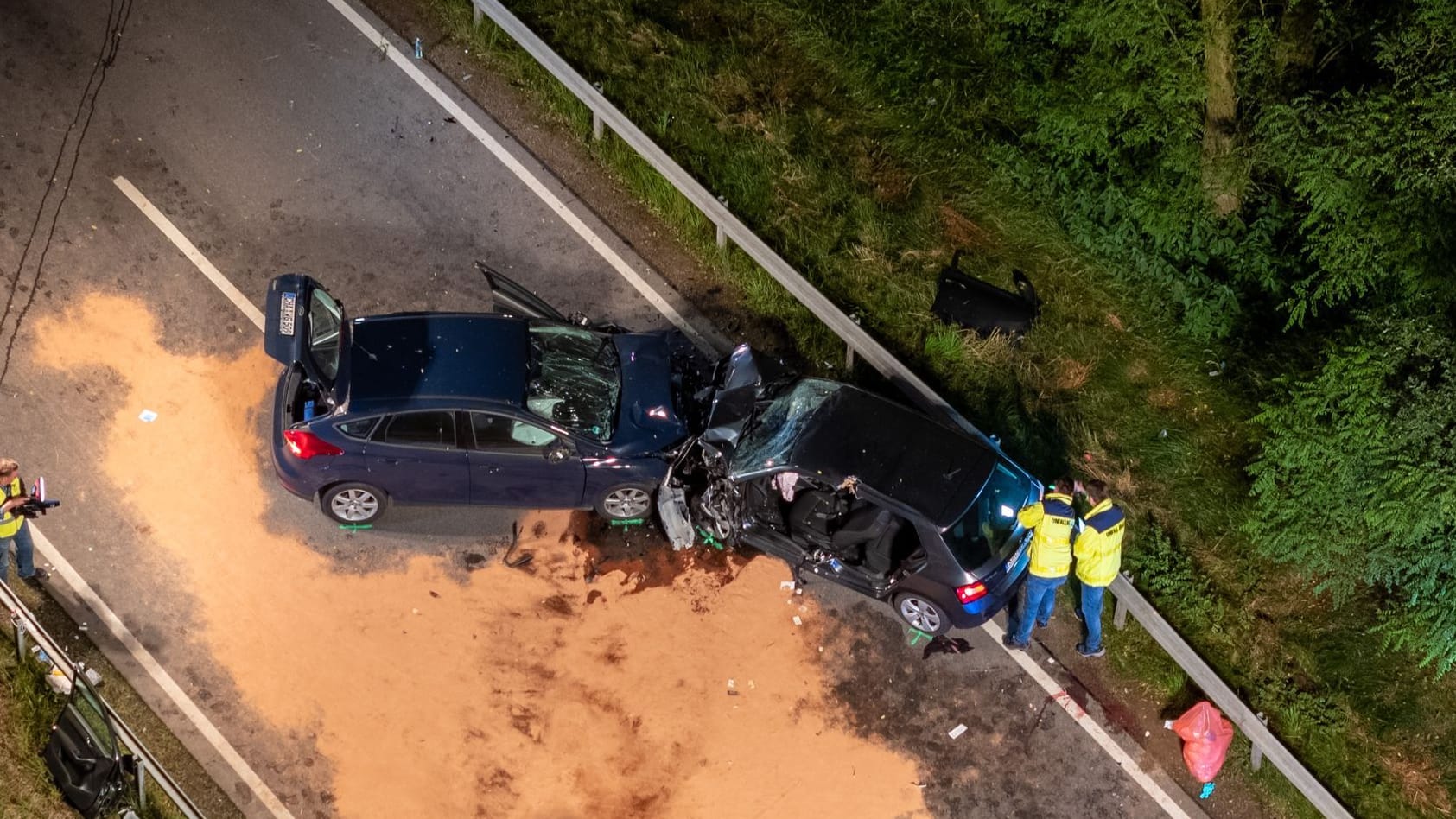 Zwei verunfallte Fahrzeuge stehen auf der St 2151 während die Unfallstelle untersucht wird. Ein Kind ist bei einem Autounfall im oberpfälzischen Landkreis Schwandorf ums Leben gekommen.