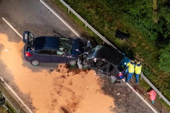 Zwei verunfallte Fahrzeuge stehen auf der St 2151 während die Unfallstelle untersucht wird. Ein Kind ist bei einem Autounfall im oberpfälzischen Landkreis Schwandorf ums Leben gekommen.