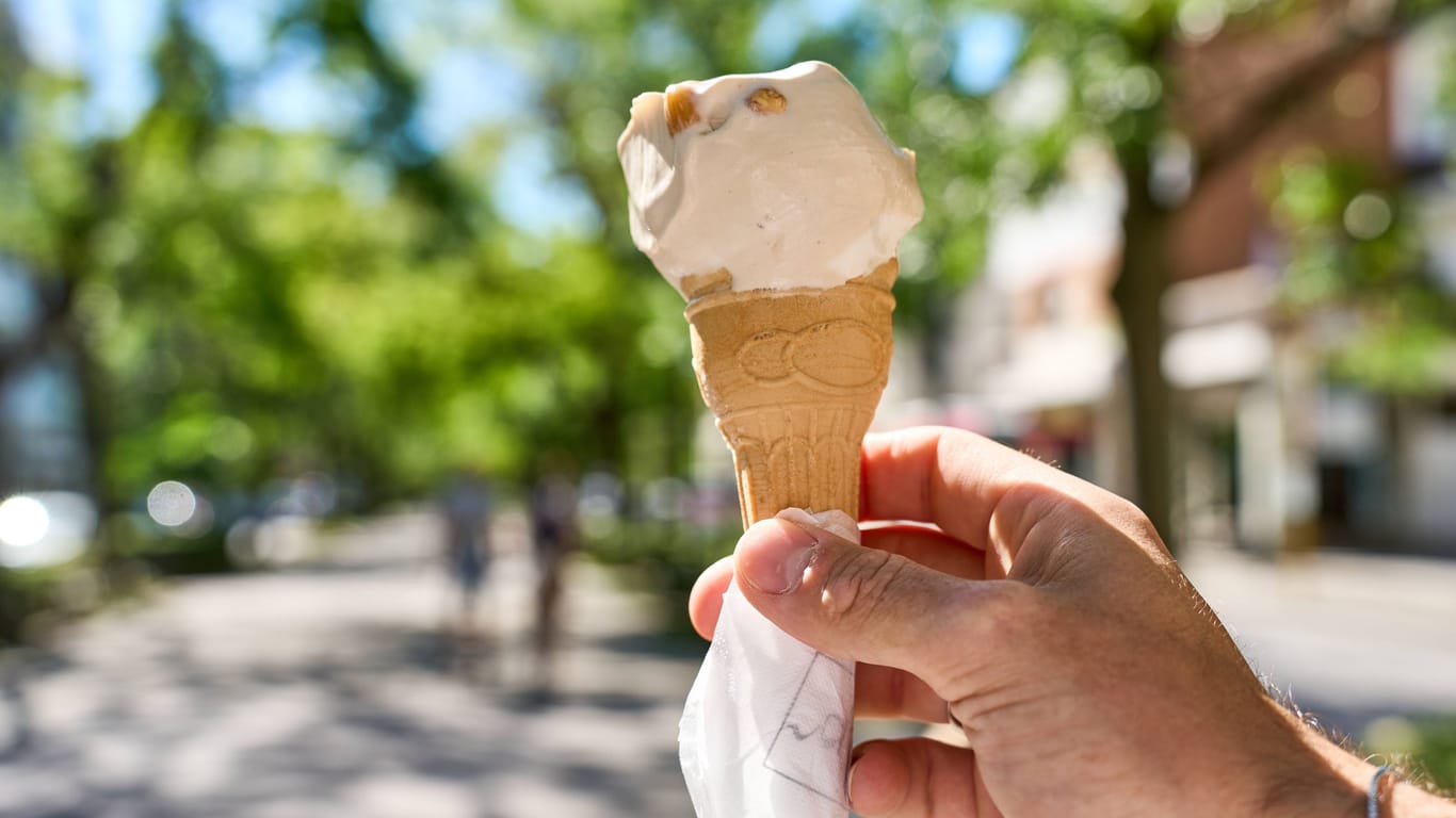 Speiseeis in einer Hand (Symbolbild): In Indien fand ein Mann ein Stück menschlichen Finger in seiner online bestellten Eiswaffel.