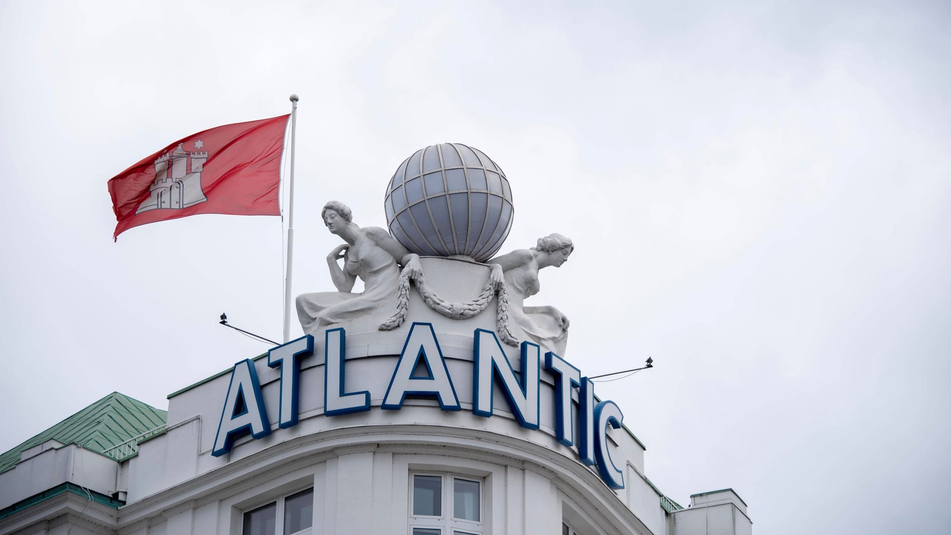 Weltkugel auf dem Dach des Hotels Atlantic: Passend zur Europameisterschaft erhält sie einen besonderen Stoffüberzug.