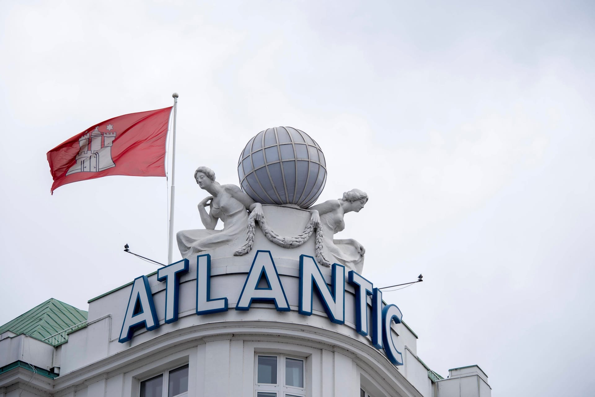 Weltkugel auf dem Dach des Hotels Atlantic: Passend zur Europameisterschaft erhält sie einen besonderen Stoffüberzug.