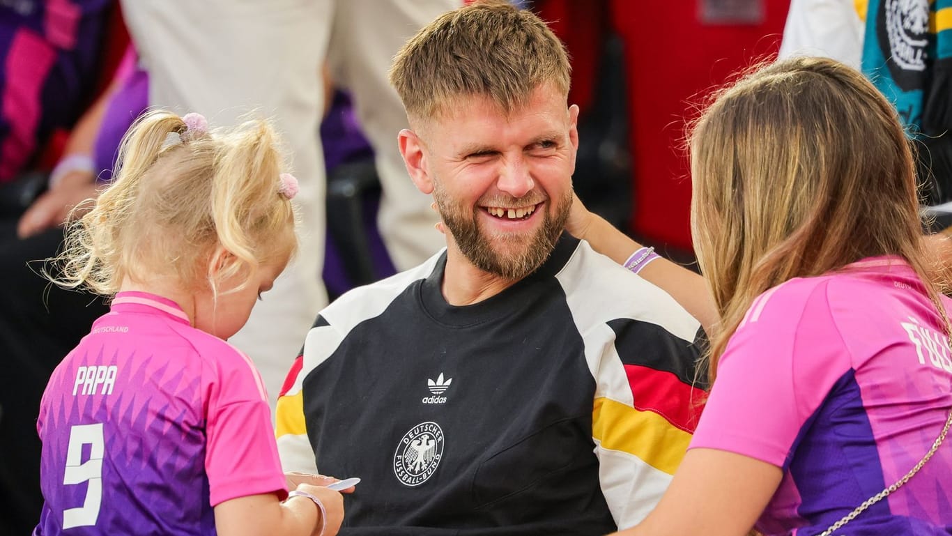 Gut gelaunt nach der Partie gegen Ungarn: DFB-Stürmer Niclas Füllkrug mit Familie auf der Tribüne.