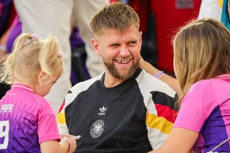 Gut gelaunt nach der Partie gegen Ungarn: DFB-Stürmer Niclas Füllkrug mit Familie auf der Tribüne.