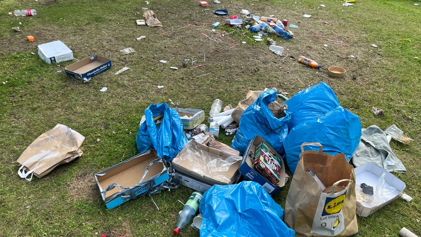 Auch wenn viele Besucher ihren Platz sauberer als noch vor Jahren hinterlassen, findet sich am Sonntag an vielen Stellen jede Menge Müll.