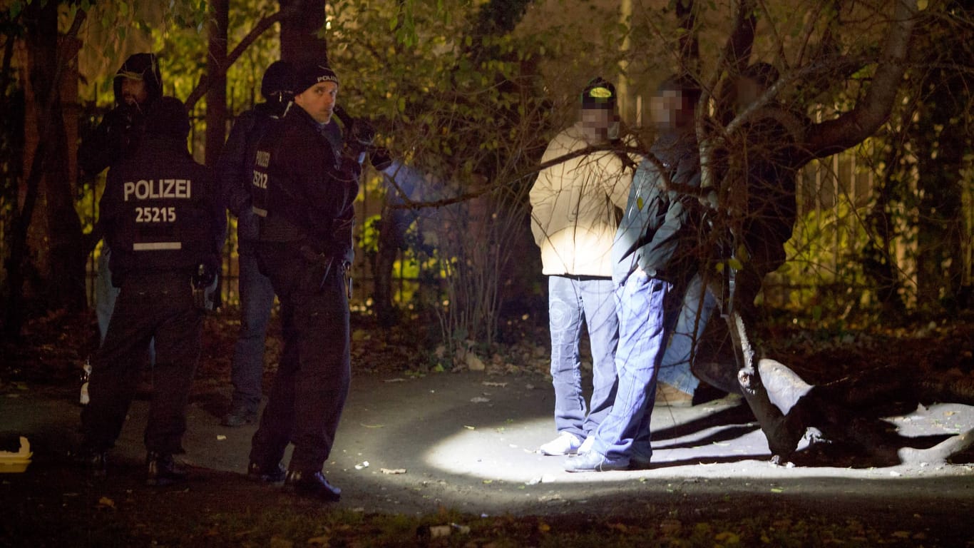 Polizisten kontrollieren mutmaßliche Dealer im und um den Görlitzer Park in Berlin: Werden die Straßenlaternen bewusst beschädigt?