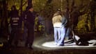 Polizisten kontrollieren mutmaßliche Dealer im und um den Görlitzer Park in Berlin: Werden die Straßenlaternen bewusst beschädigt?