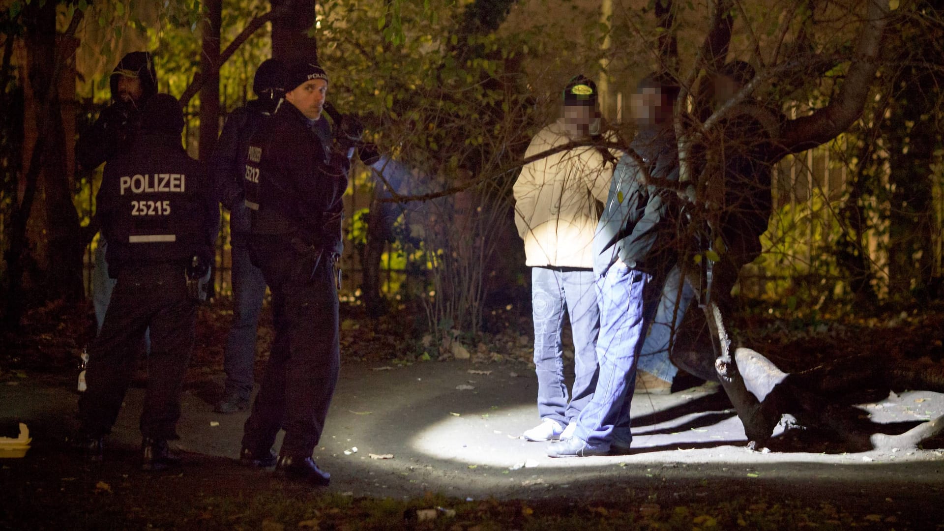 Polizisten kontrollieren mutmaßliche Dealer im und um den Görlitzer Park in Berlin: Werden die Straßenlaternen bewusst beschädigt? Polizisten kontrollieren mutmaßliche Dealer im und um den Görlitzer Park in Berlin: Werden die Straßenlaternen bewusst beschädigt?