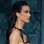 Katy Perry im ungewöhnlichen Look: Sängerin fast nackt auf dem Laufsteg