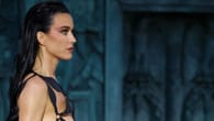 Katy Perry im ungewöhnlichen Look: Sängerin fast nackt auf dem Laufsteg